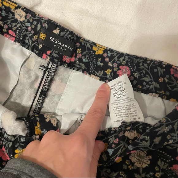 Lee Floral Shorts - Picture 3 of 4